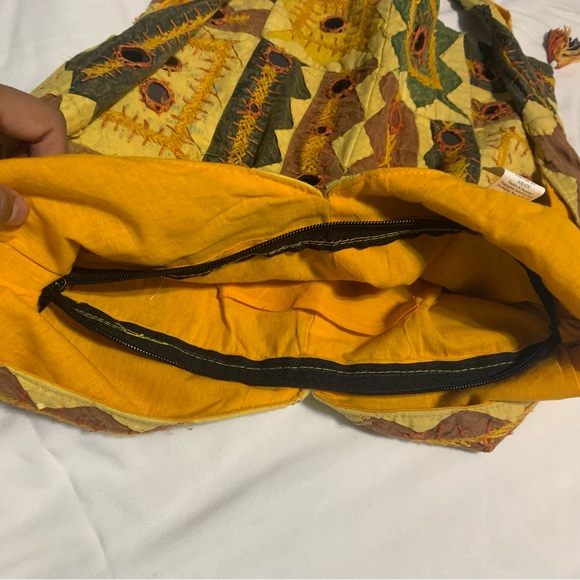 Multicolored Embroidered Medium size Crossbody bag. Zipper. Great Condition! - Picture 5 of 11